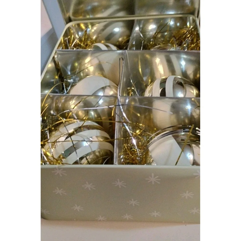 Target 2005 Plastic Ornaments White and Gold Stripe In A Tin Box‎ Total Of 6